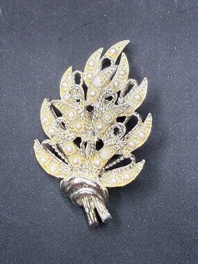 Vintage Mid‑Century Faux Pearl Leaf Brooch